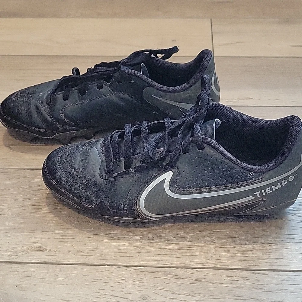 Nike Tiempo Legend 9 Club Black Soccer Cleats Boys Size 6 - Picture 2 of 7